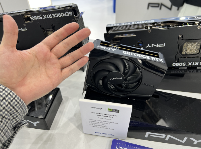 Die Grafikkarte ist kaum größer als eine Hand. (Bild: Martin Böckmann/Golem.de)